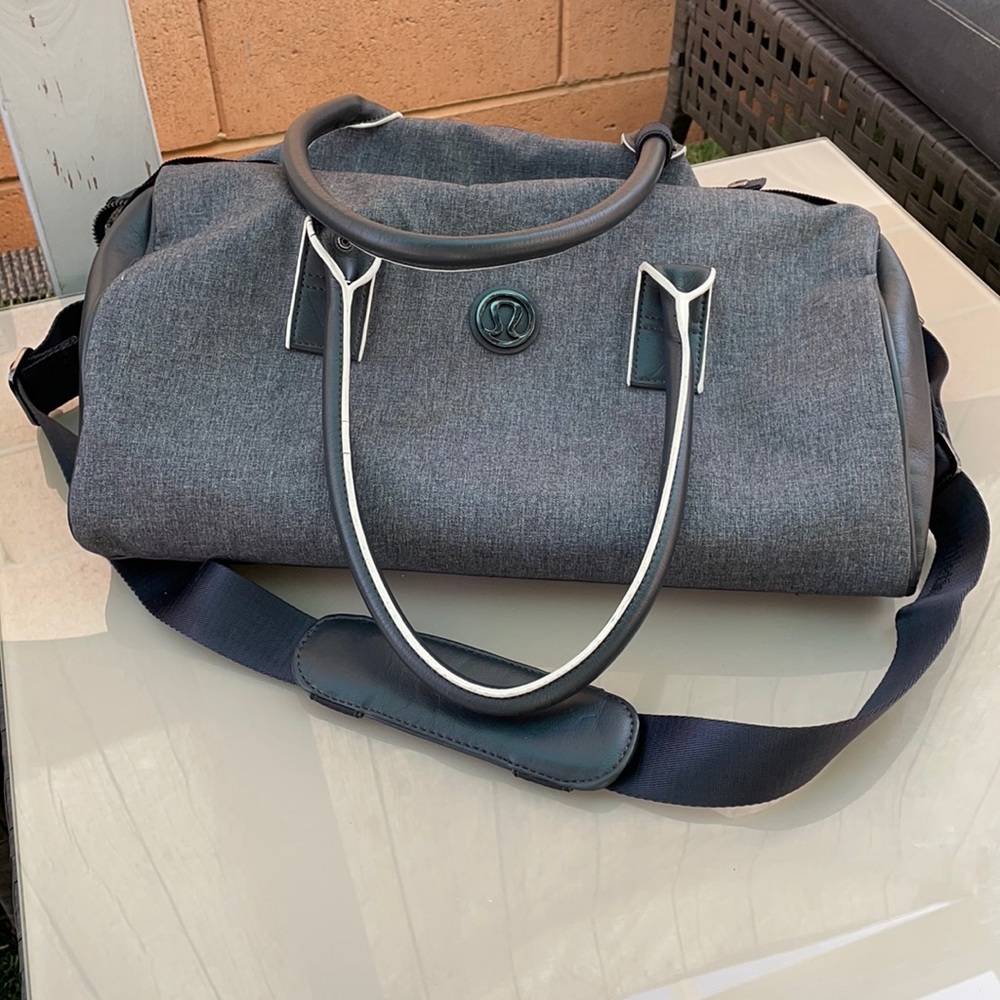 Lululemon gym/ yoga/ Pilates bag with included yoga mat strap gray floral lining